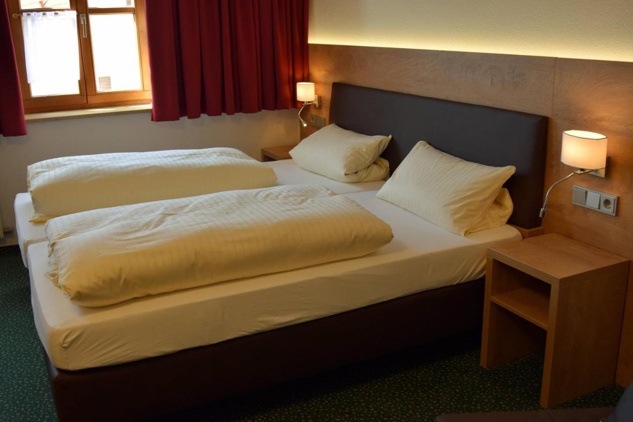 Hotel Gasthof Zum Lowen Velburg Room photo